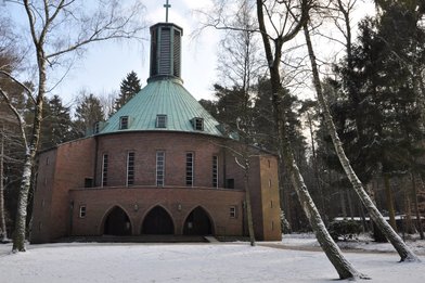 Kirche Aumühle im Winter mit Schnee auf der Kirchenwiese