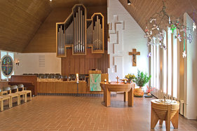 Innenansicht der Martin-Luther-Kirche Wentorf mit Orgel, Taufbecken und Orgel