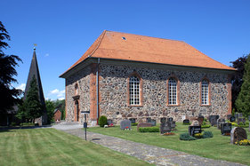 Außenansicht der St.-Andreas-Kirche in Sahms von der Seite