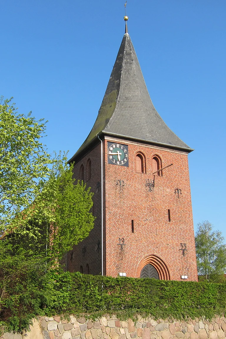 Außenansicht der St.-Willehad-Kirche in Groß Grönau