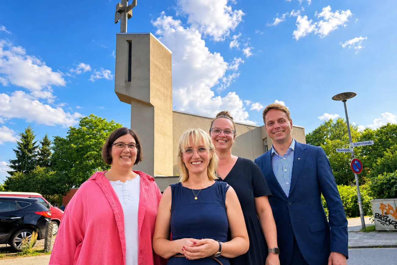 vier Personen vor einer kirche