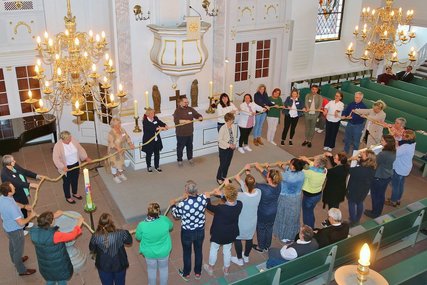 Menschen in einer Kirche - Copyright: Thomas Biller