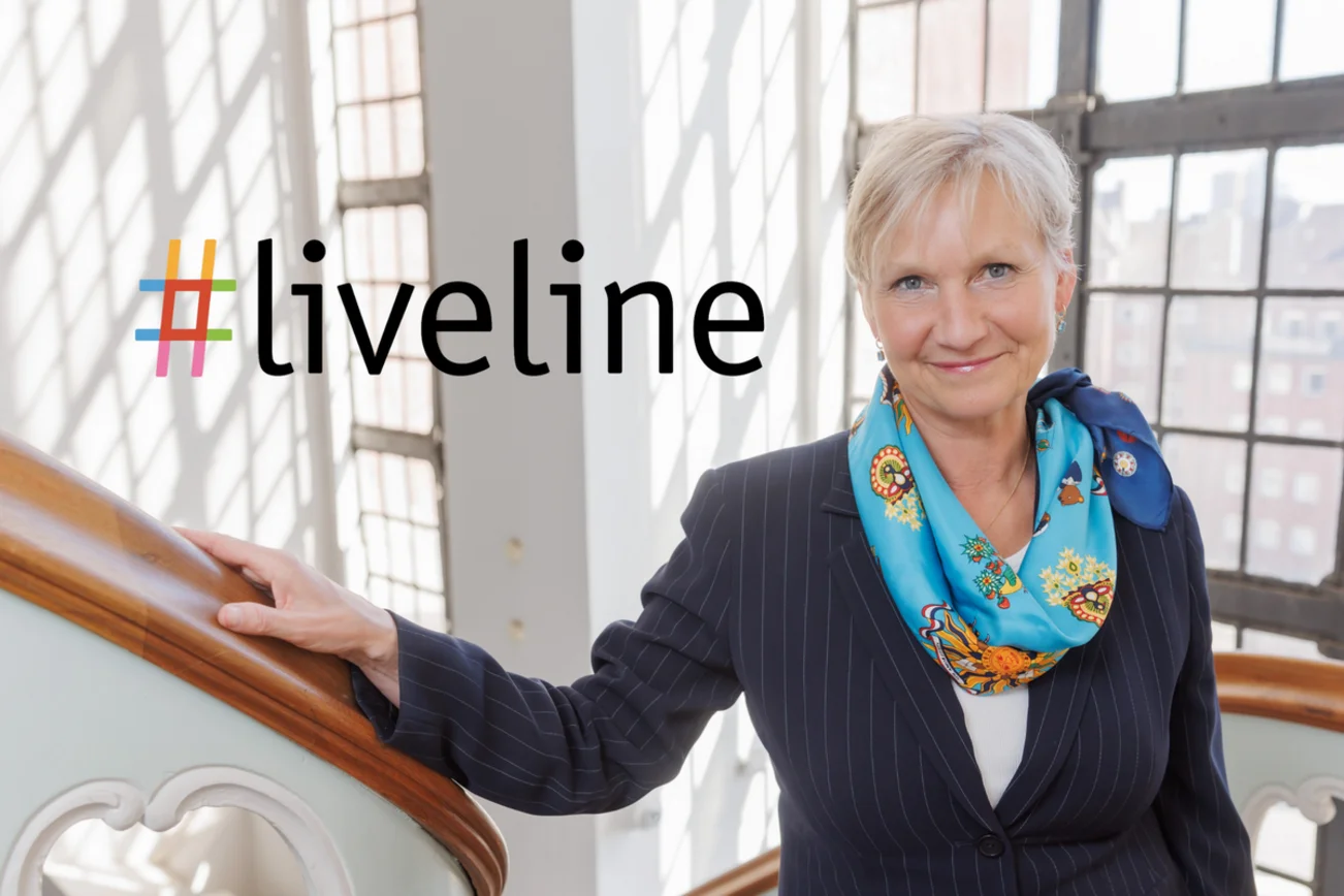 Frau Fehrs schaut lächelnd in die Kamera.