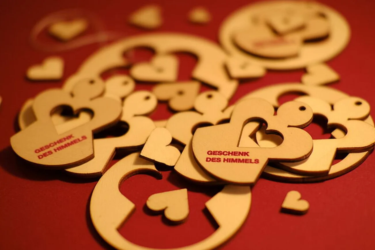 Engel aus Holz mit einem Herzausschnitt