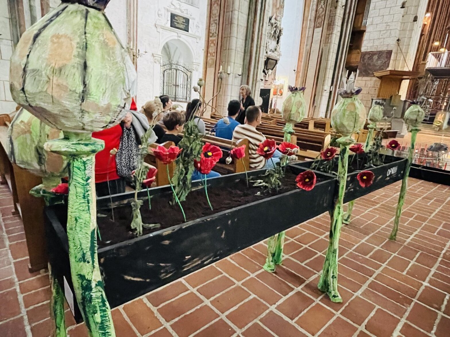 Blick auf ein Kunstwerk in einer Kirche