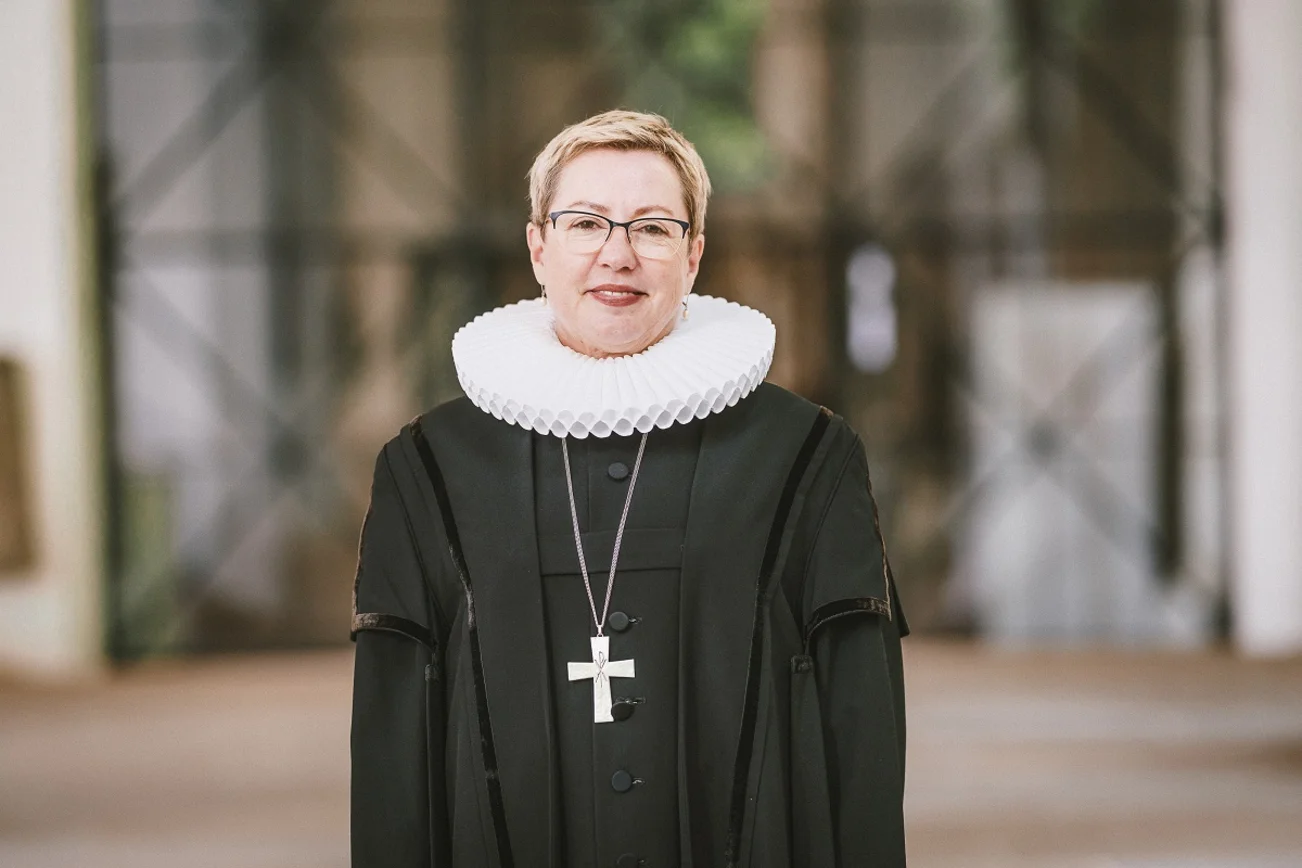 Pröpstin Petra Kallies im Talar in einer Kirche