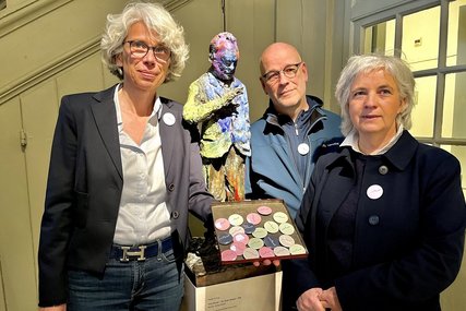 Zwei Frauen und ein Mann stehen neben einer Skulptur von Willy Brandt. - Copyright: Bastian Modrow