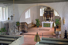 Blick von der Empore in den Innenraum mit Altar von St. Laurentius Ziethen