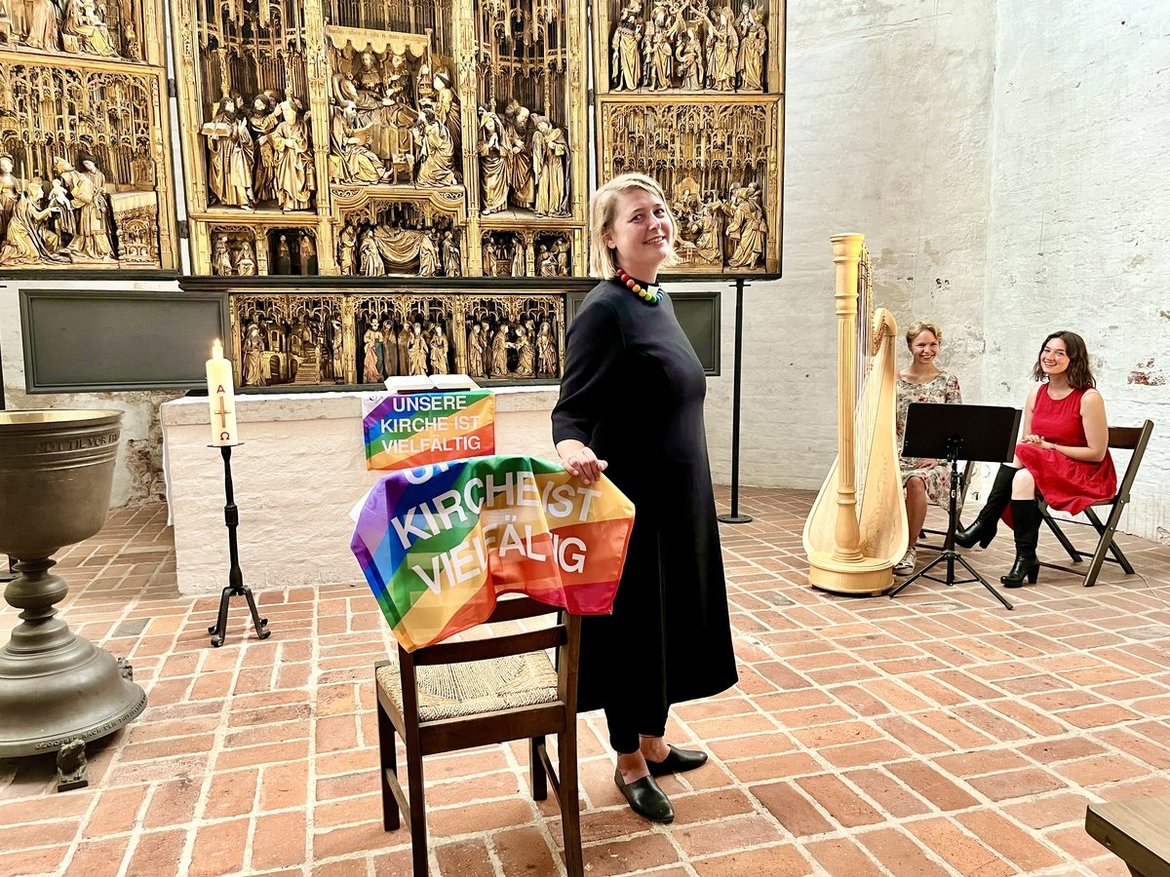 Eine Frau in einer Kirche