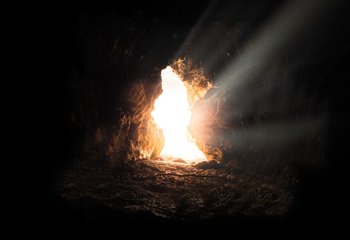 Blick in eine Höhle, in die Sonnenlicht fällt.  - Copyright: Unsplash