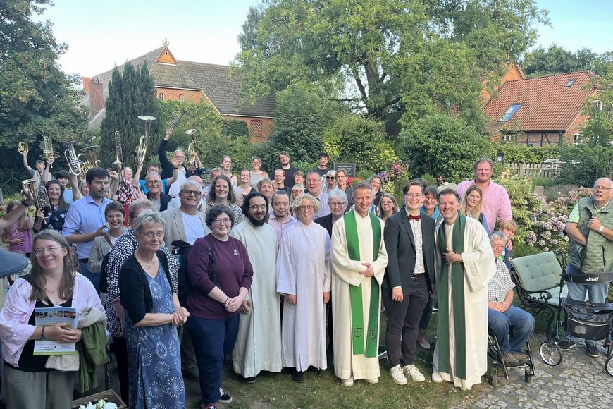 Gruppenfoto im Freien mit Pastoren, Musikern und Gottesdienstbesuchenden - Copyright: Annkathrin Bornholdt