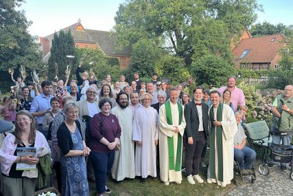 Gruppenfoto im Freien mit Pastoren, Musikern und Gottesdienstbesuchenden - Copyright: Annkathrin Bornholdt