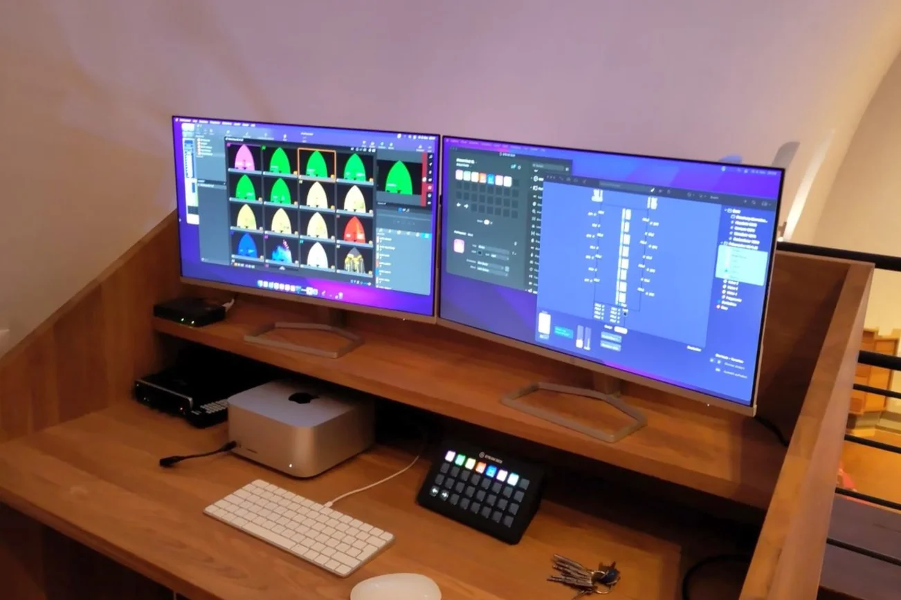 Blick auf zwei Computerbildschirme, die verschiedene Lichtszenen für den Kirchenraum anzeigen
