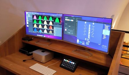 Blick auf zwei Computerbildschirme, die verschiedene Lichtszenen für den Kirchenraum anzeigen