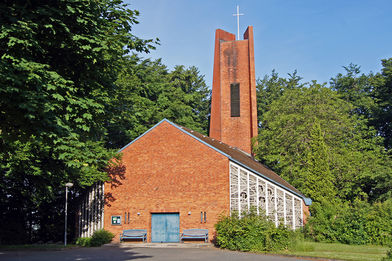 Außenansicht der Heilig-Kreuz-Kirche in Börnsen - Copyright: Manfred Maronde