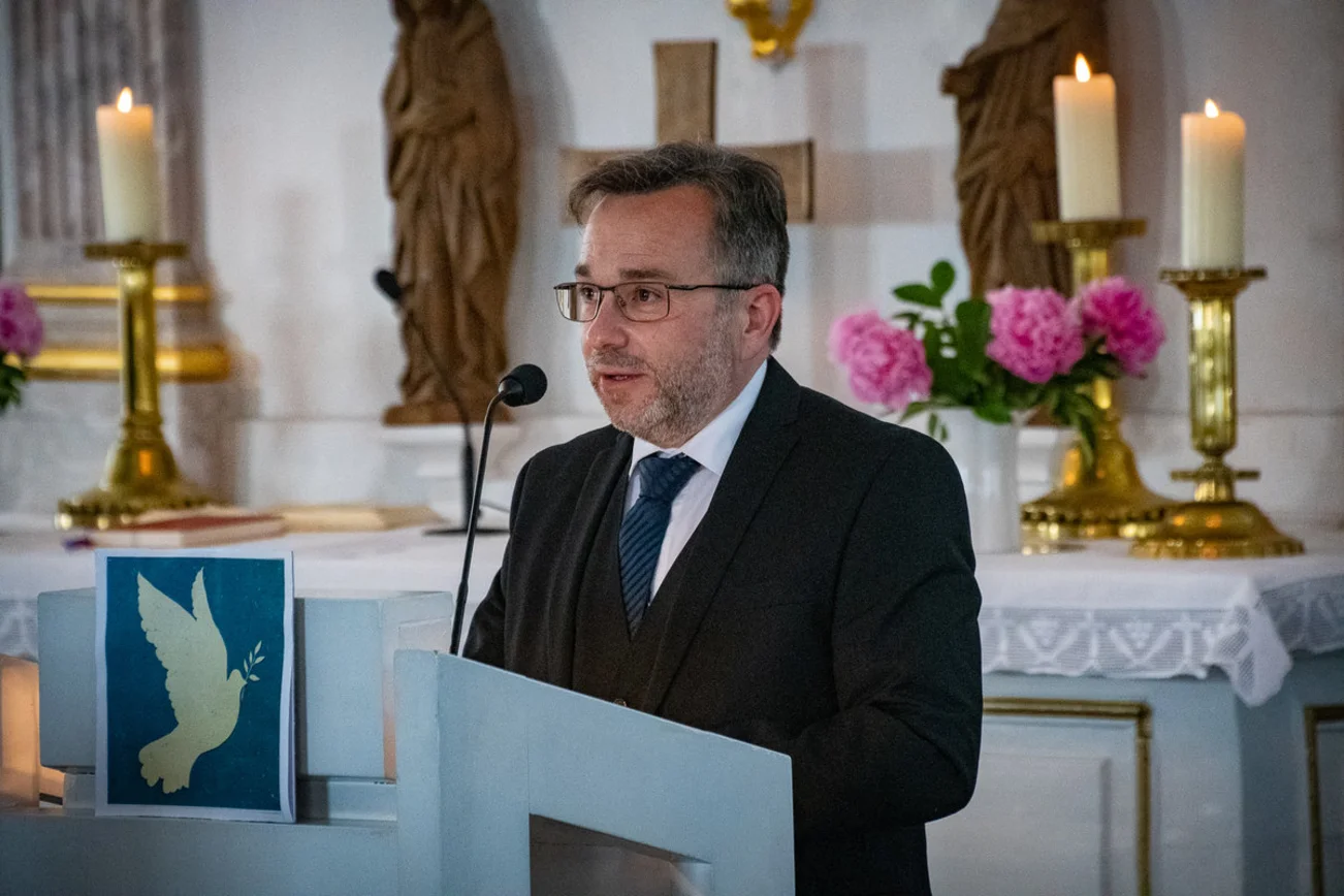 Ein Mann steht in einer Kirche.