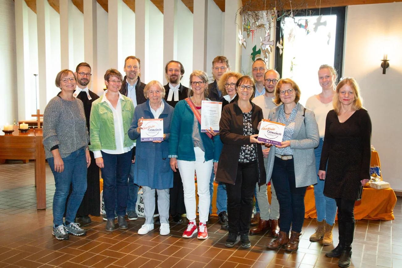 Gruppenbild von lächelnden menschen in einer Kirche.