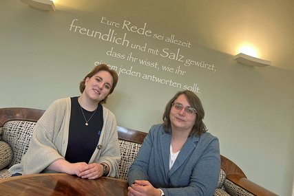Zwei Frauen sitzen auf einem Sofa und lächeln in die Kamera. - Copyright: Annkathrin Bornholdt