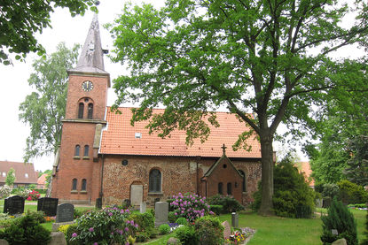 Gräber vor der St.-Lorenz-Kapelle Schmilau