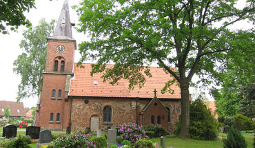 Friedhof St. Georgsberg - Copyright: contactImageCopyright_stringS Ein Steinkreuz mit einer Abbildung der Sonne, davor eine Sichel mit einem Büschel Getreide. - Copyright: contactImageCopyright_stringS