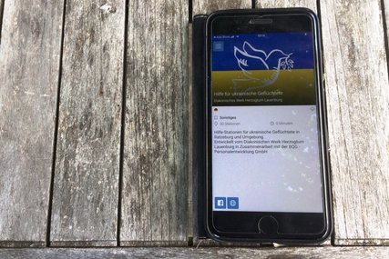 Ein Handy mit der Startseite der Willkommens-App für ukrainische Geflüchtete - Copyright: Ines Langhorst