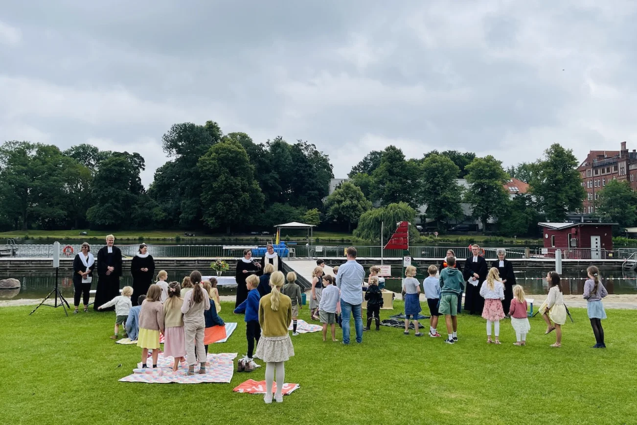 Alle Taufkinder versammelten sich vor den Pastorinnen und den Vikaren. 