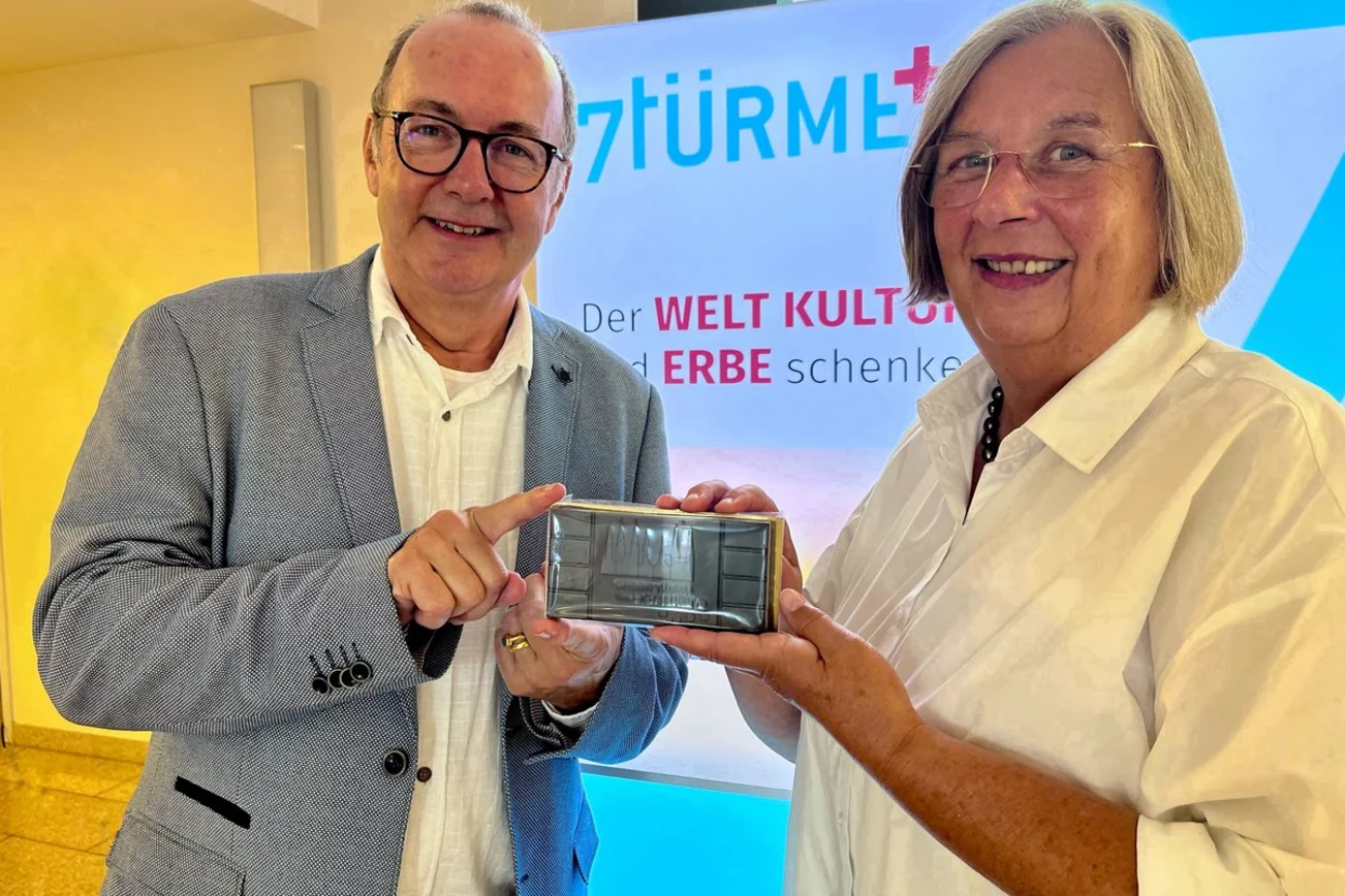 Zwei Menschen schauen auf Schokolade