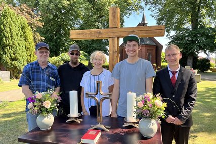 Eine Gruppe von Menschen vor einer Kapelle - Copyright: Bastian Modrow
