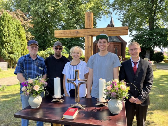 Eine Gruppe von Menschen vor einer Kapelle