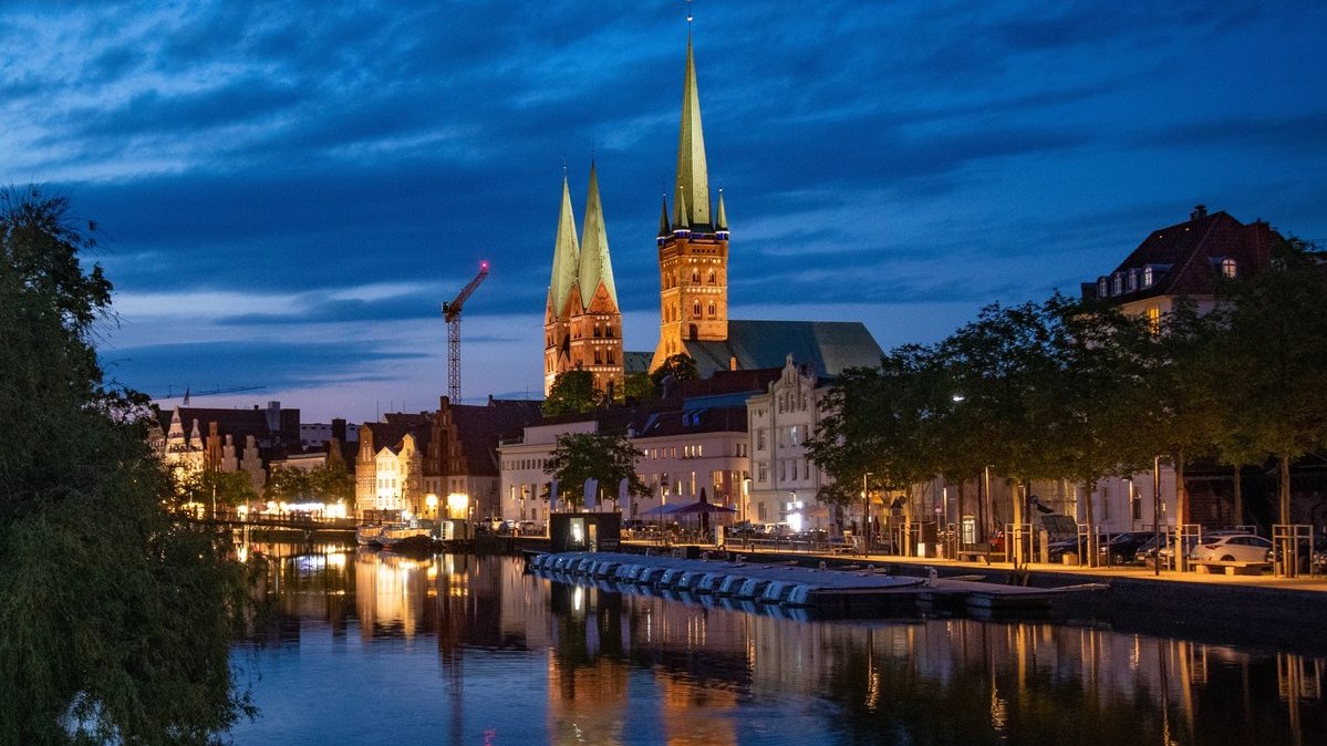 Blick auf die abendliche Altstadt Lübecks 