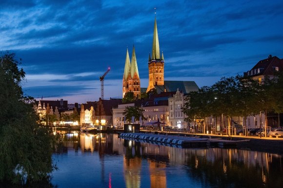 Blick auf die abendliche Altstadt Lübecks 
