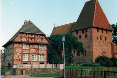 Kirche und Altes Zollhaus in Herrnburg - Copyright: J. Höpfner in der Wikipedia auf Deutsch