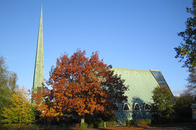 Außenansicht der Dreifaltigkeitskirche von der Seite mit freistehendem Turm