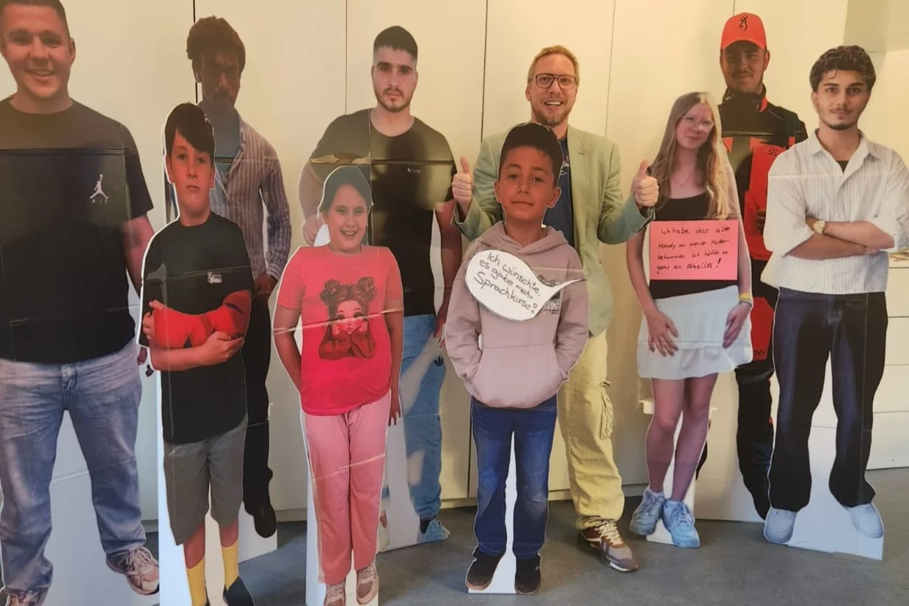 Lebensgroße Pappaufsteller junger Menschen.