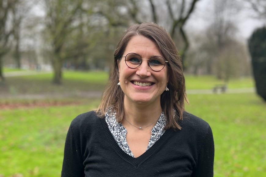 Frau schaut lächelnd in die Kamera - Copyright: Annkathrin Bornholdt