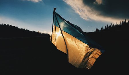 Eine ukrainische Flagge im Sonnenuntergang.