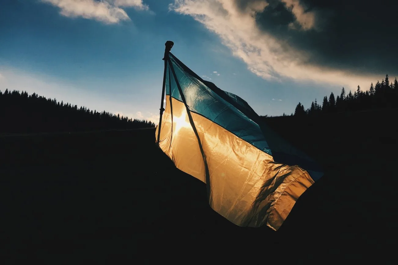 Eine ukrainische Flagge im Sonnenuntergang.