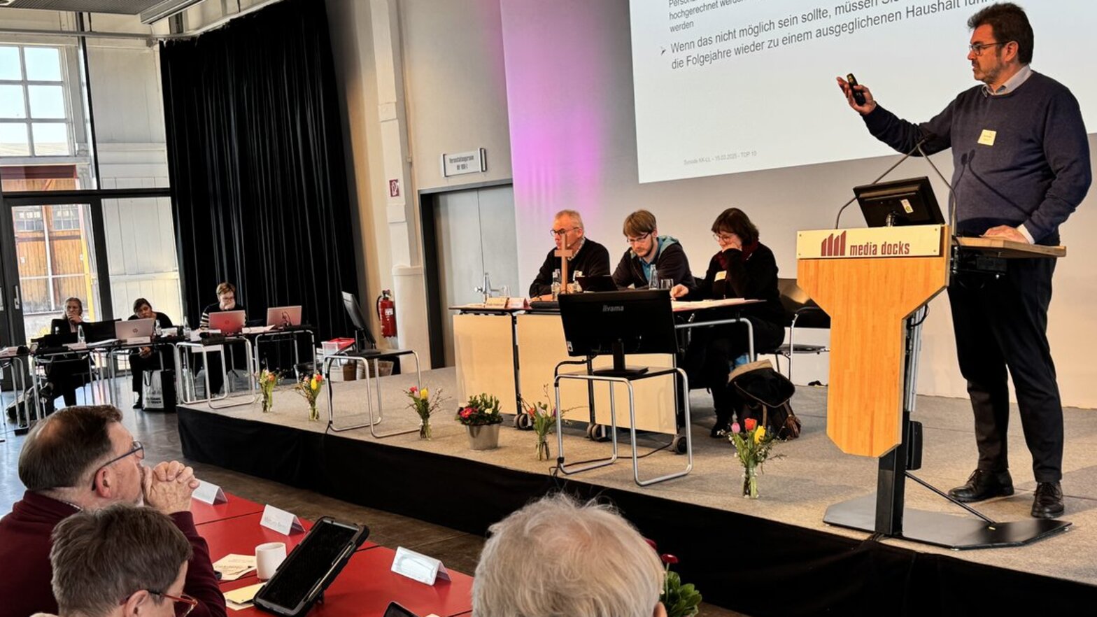 Ein Mann steht auf einer Bühne