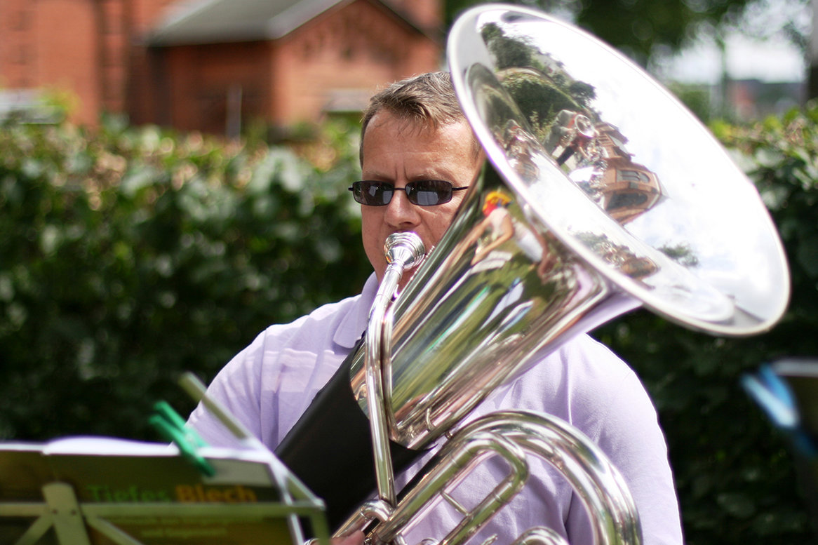 Ein Mann spielt ein Blasinstrument