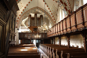 Innenansicht der Maria-Magdalenen-Kirche Berkenthin, Blick Richtung Orgel