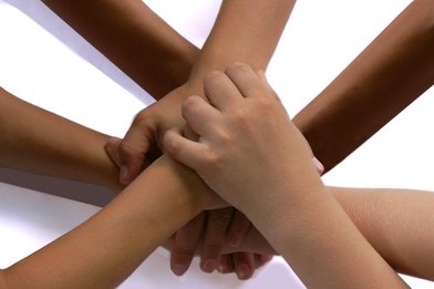 Hände halten zusammen - Copyright: Stephanie Hofschlaeger  / pixelio.de