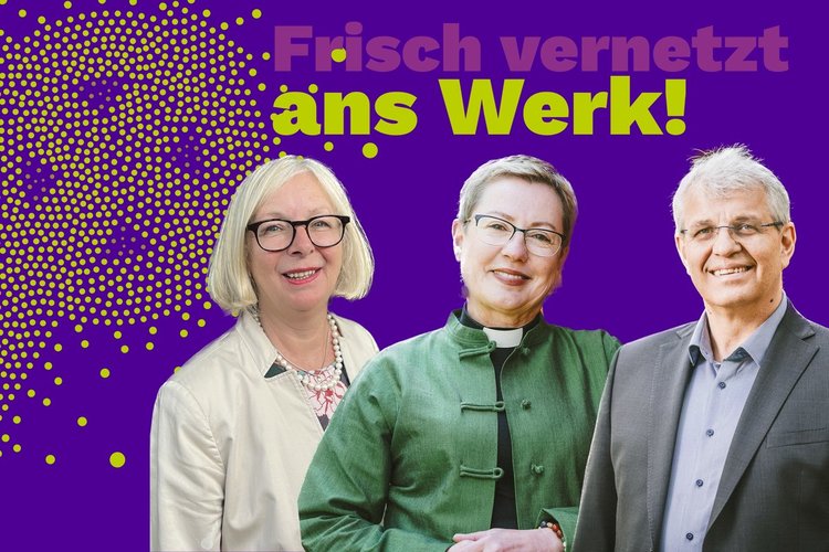 Synoden-Präses Katrin Thomas, Pröpstin Petra Kallies und Propst Philip Graffam stehen nebeneinander vor einem Plakat mit Aufschrift "Frisch vernetzt ans Werk!" Copyright: KKLL/Annkathrin Bornholdt/ Guido Kollmeier