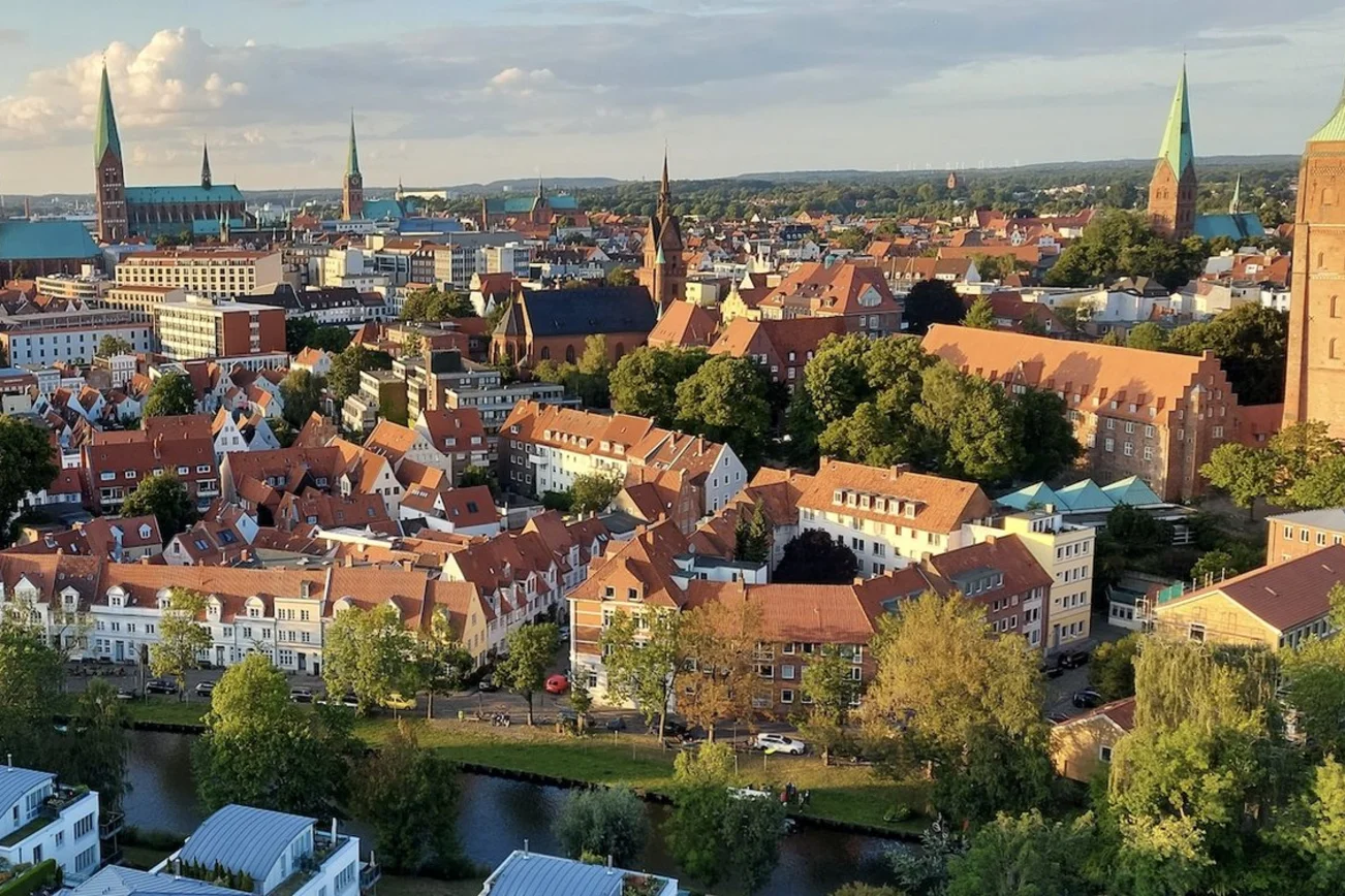 Eine Luftaufnahme der Lübecker Altstadt mit den sieben Türmen.