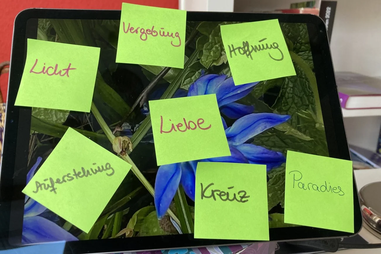 Haftzettel auf einem Bildschirm