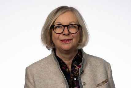Frau mit Brille lächelt in die Kamera - Copyright: Oliver Beck