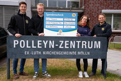 Vier Menschen mit einem überdimensionalen Scheck. - Copyright: Oliver Beck