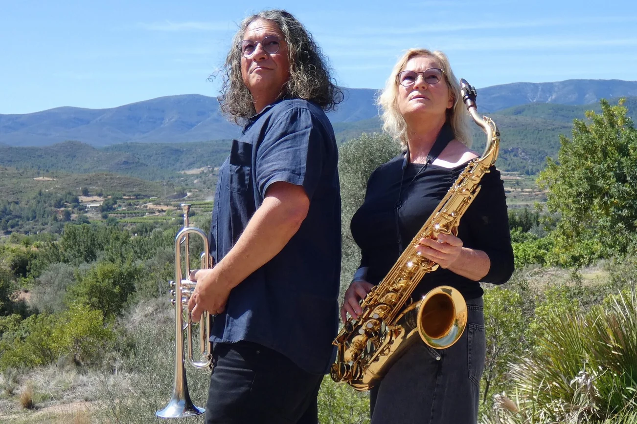 Ein Mann mit Trompete und eine Frau mit Saxophon