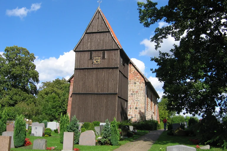 Friedhof vor der St.-Johannis-Kirche in Sterley