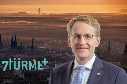 Ministerpräsident Daniel Günther mit den sieben Türmen Lübecks im Hintergrund. - Copyright: Lena Modrow/Frank Peter