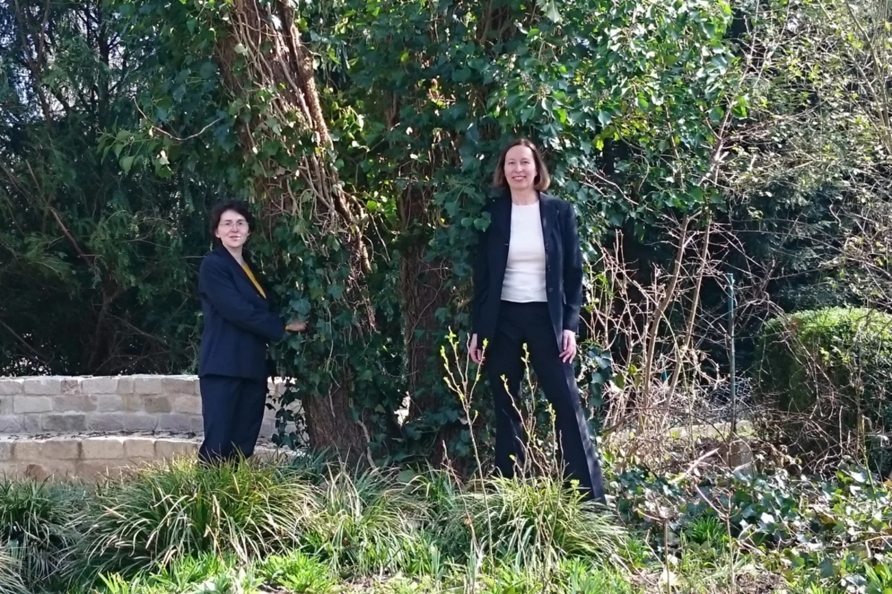 Zwei Frauen vor einem Baum